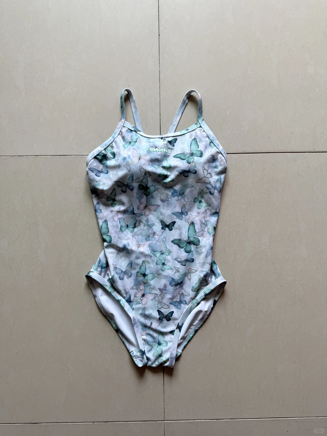 左滑 看女大学生的游泳课穿什么