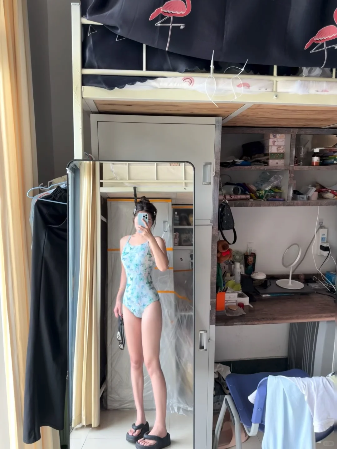 左滑 看女大学生的游泳课穿什么