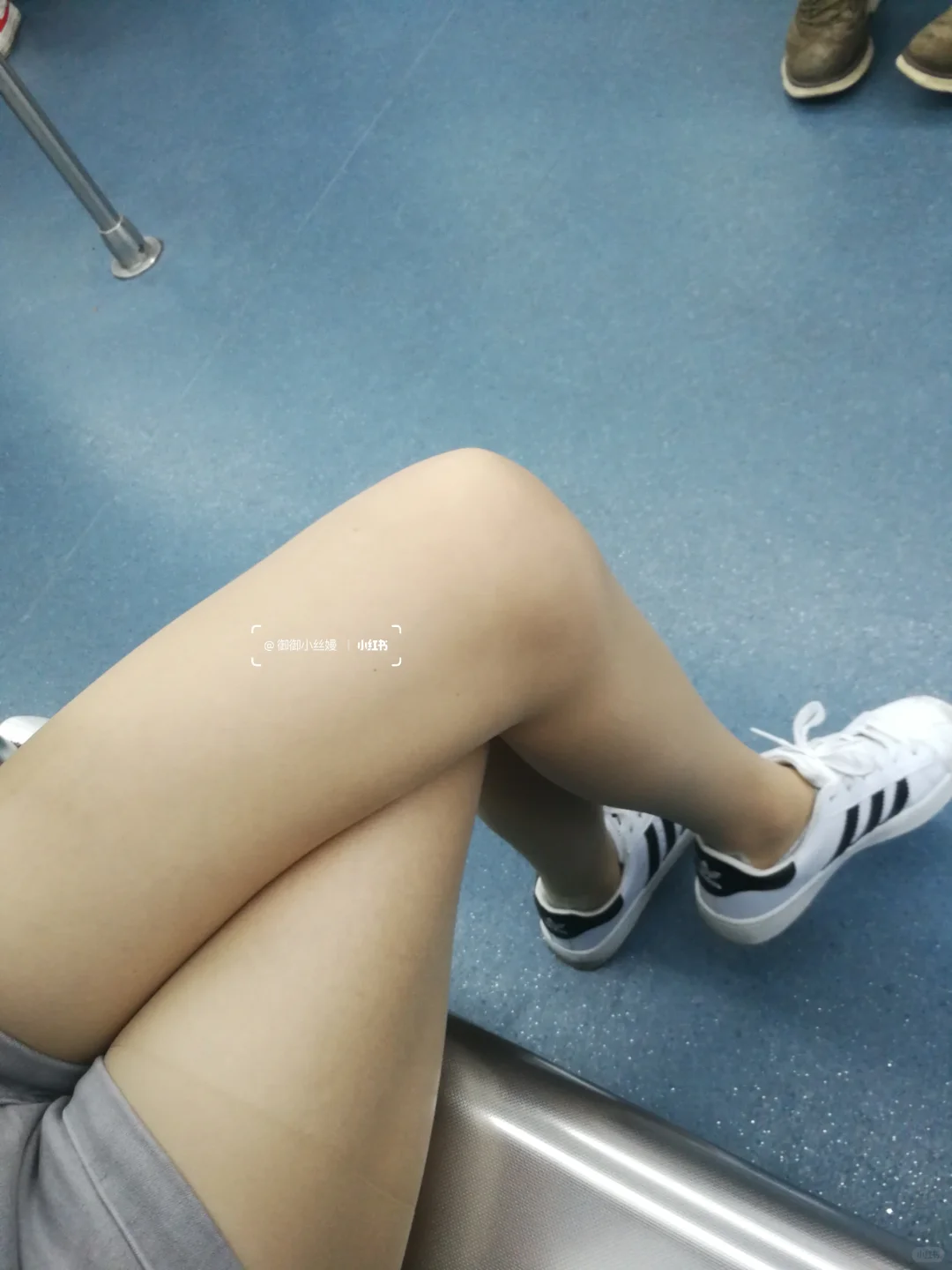 丝袜➕运动鞋👟，性感又迷人