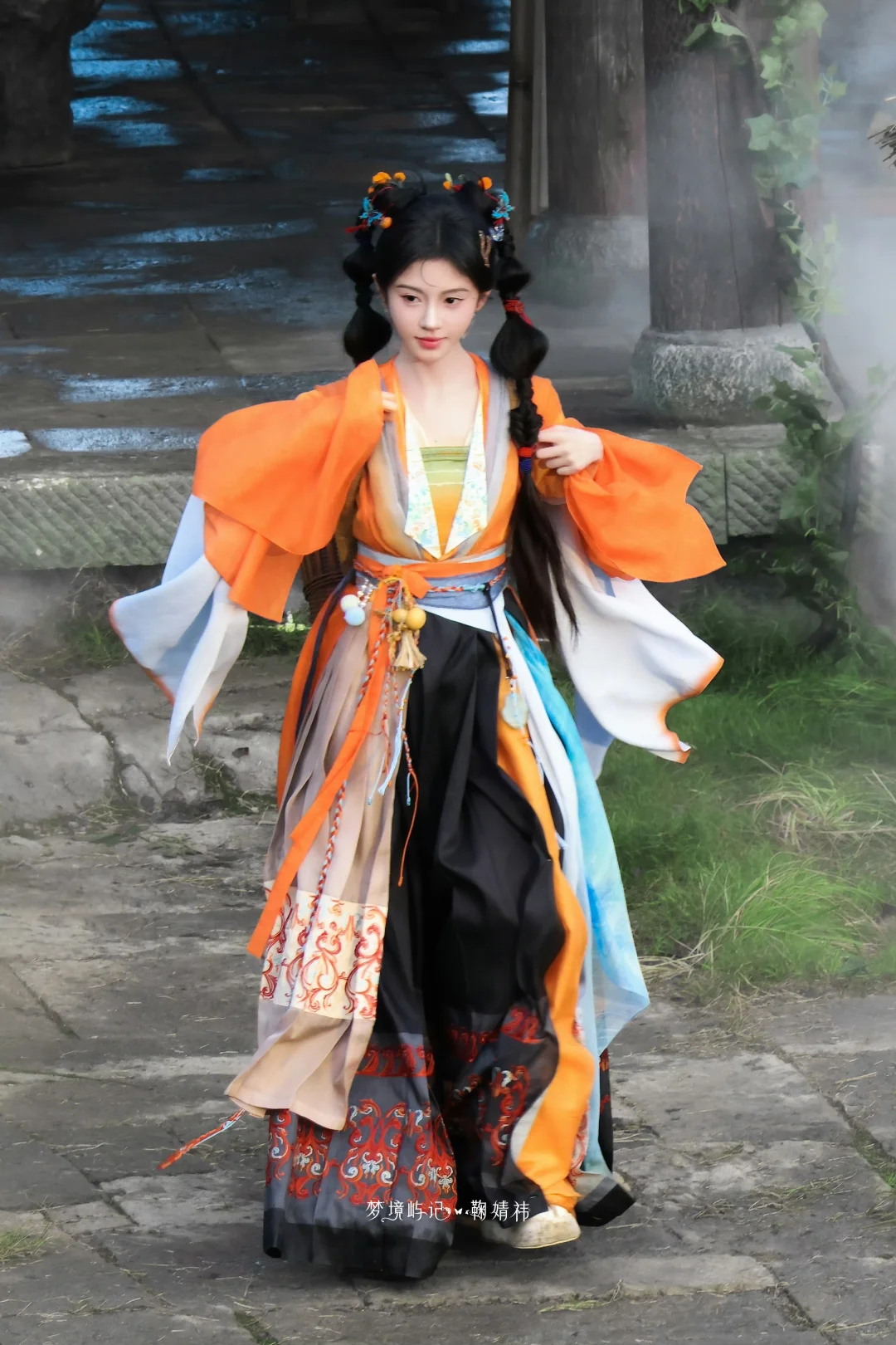 《来战》鞠婧祎阿黛 路透造型汇总12套