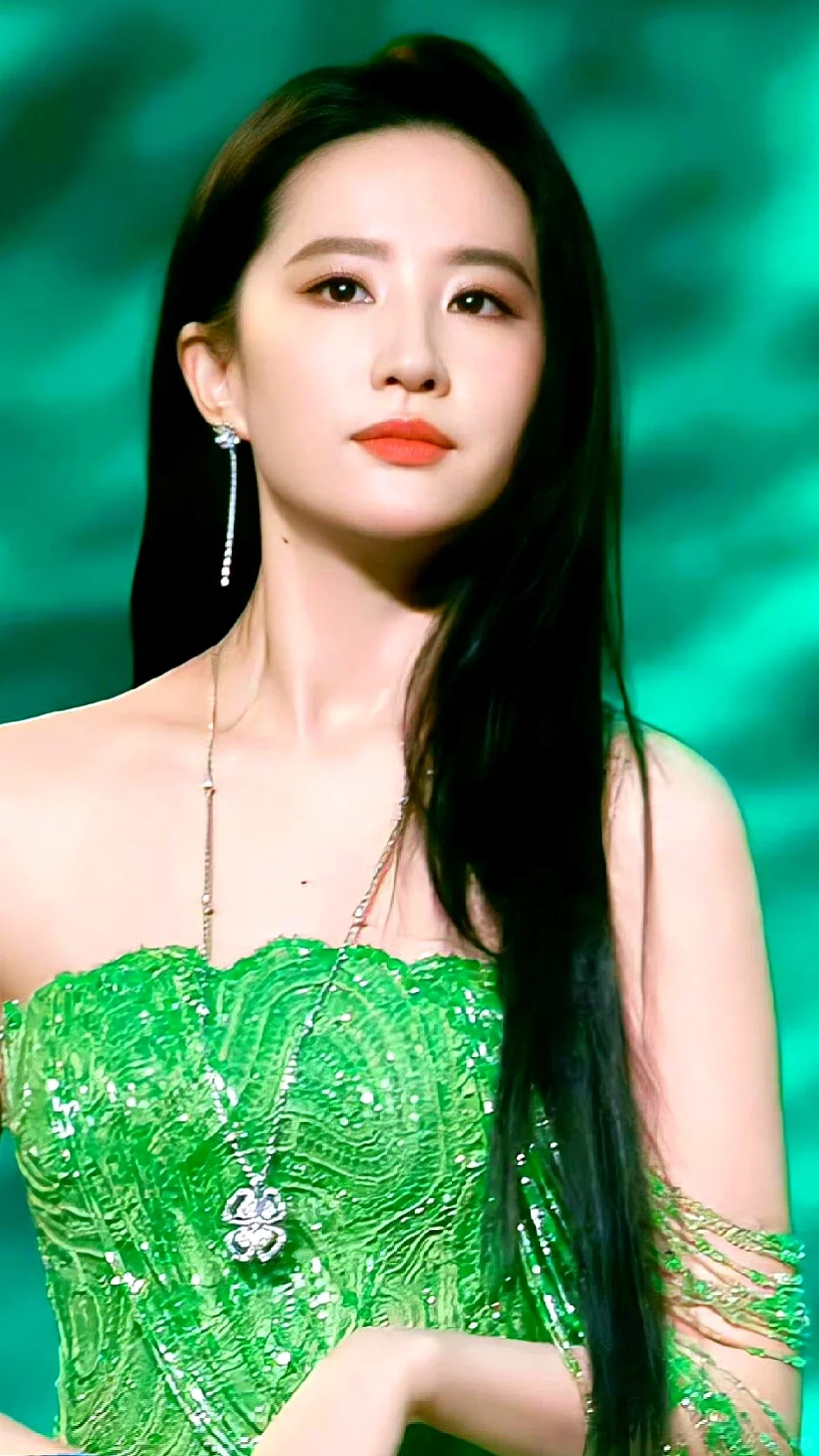 真的好美啊，谁不喜欢绿裙子？