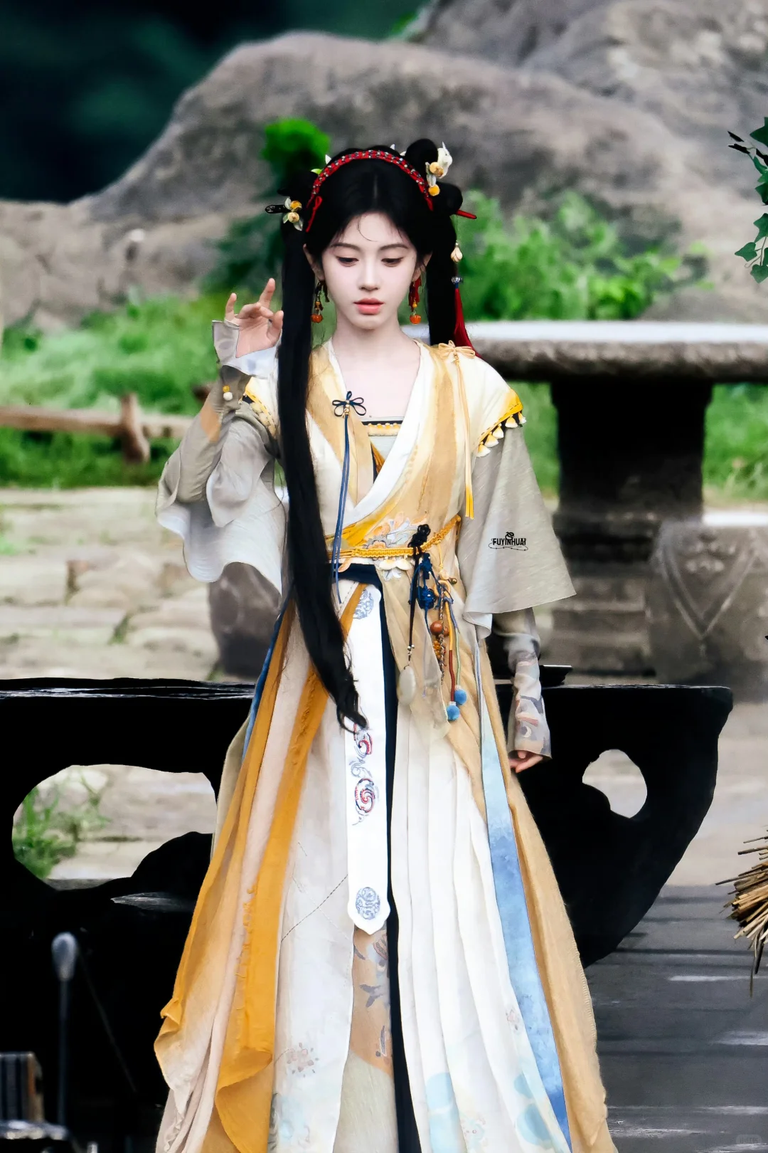 《来战》鞠婧祎阿黛 路透造型汇总12套