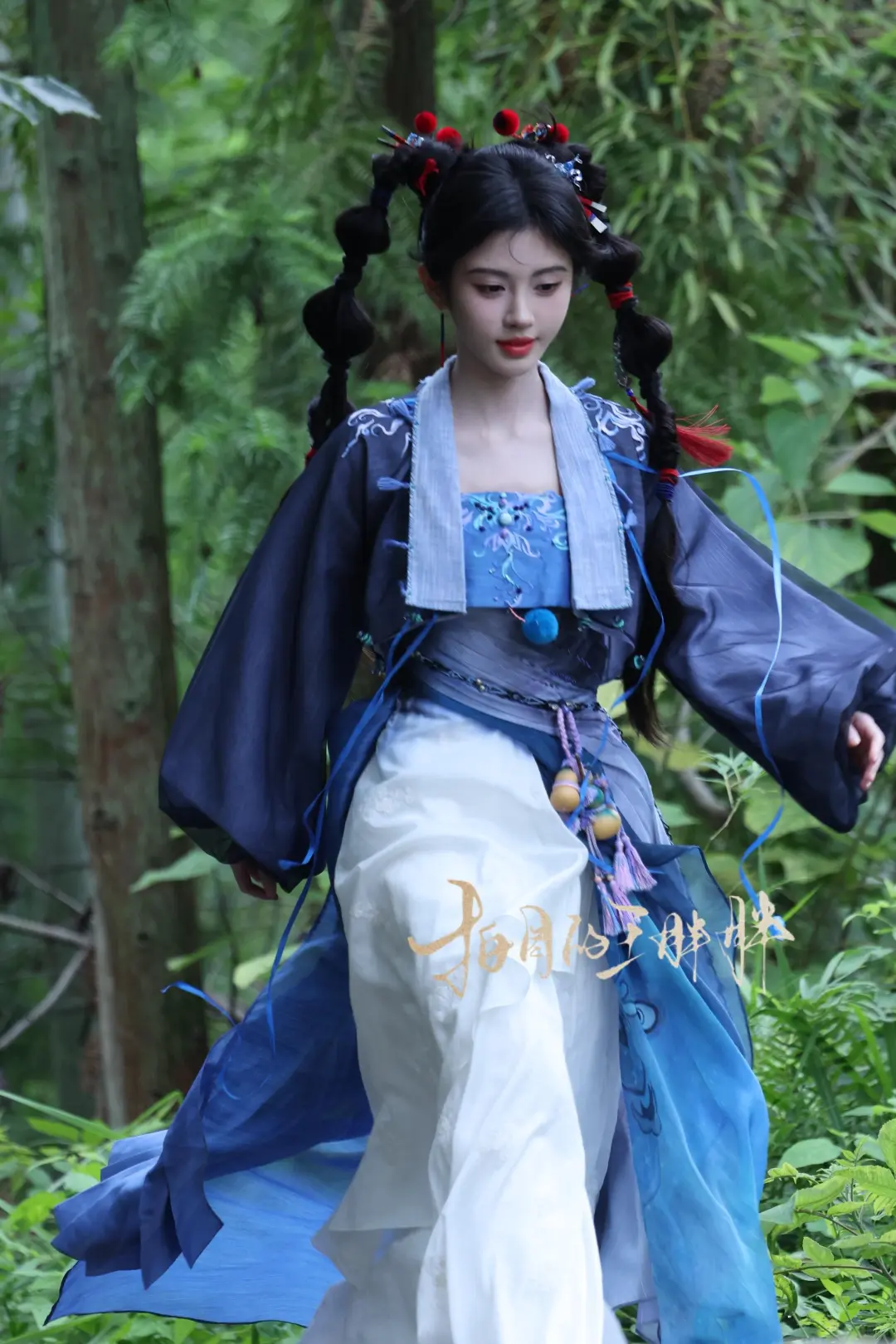 《来战》鞠婧祎阿黛 路透造型汇总12套