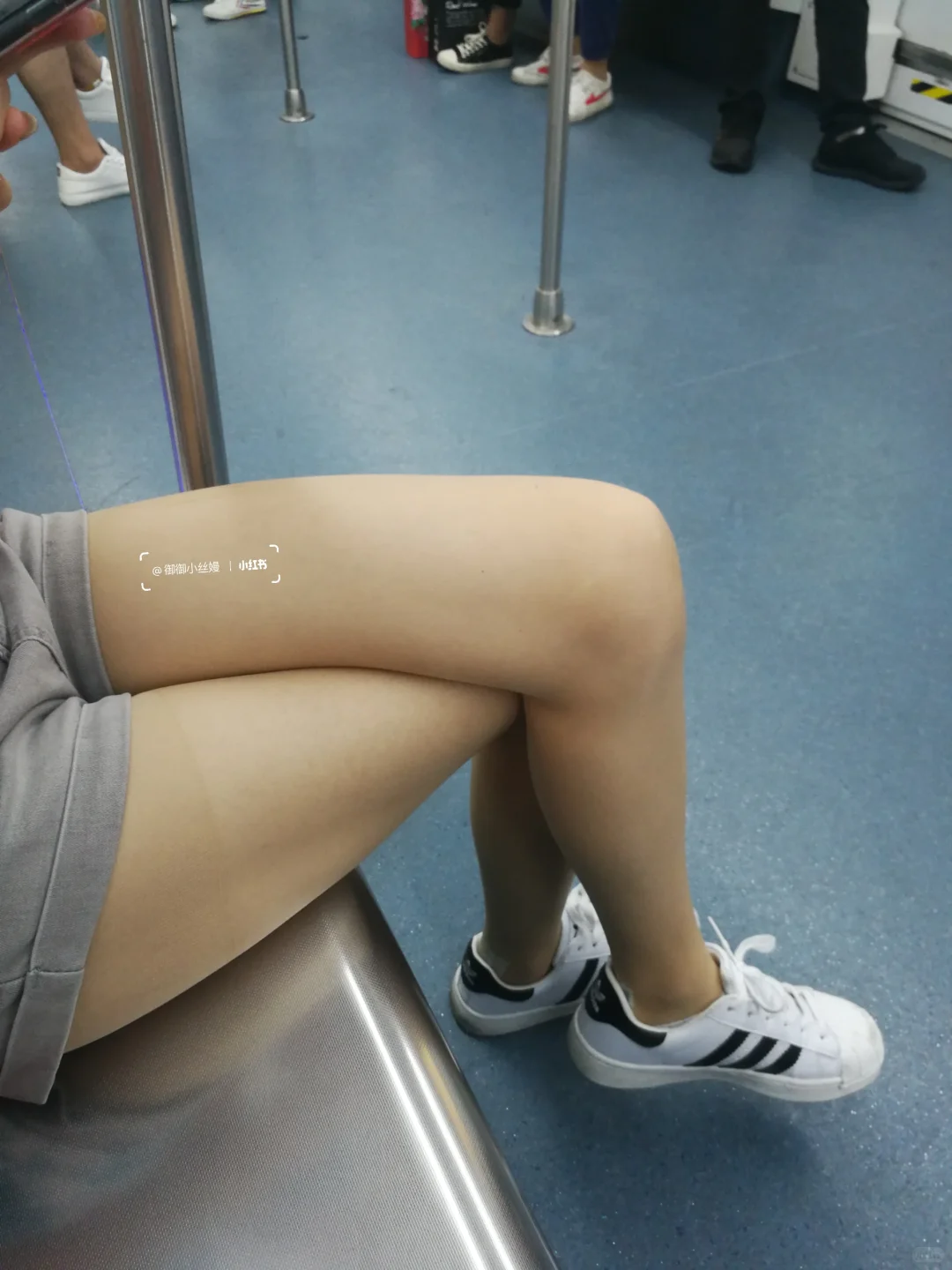 丝袜➕运动鞋👟，性感又迷人