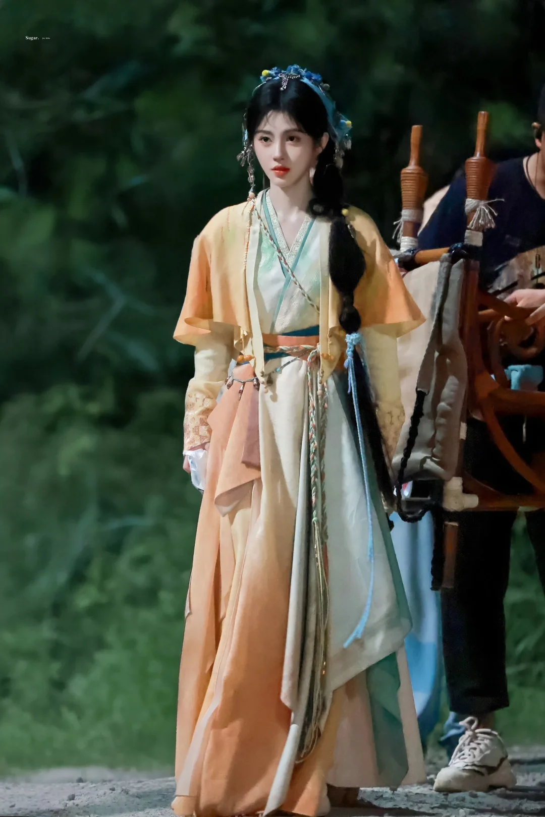 《来战》鞠婧祎阿黛 路透造型汇总12套