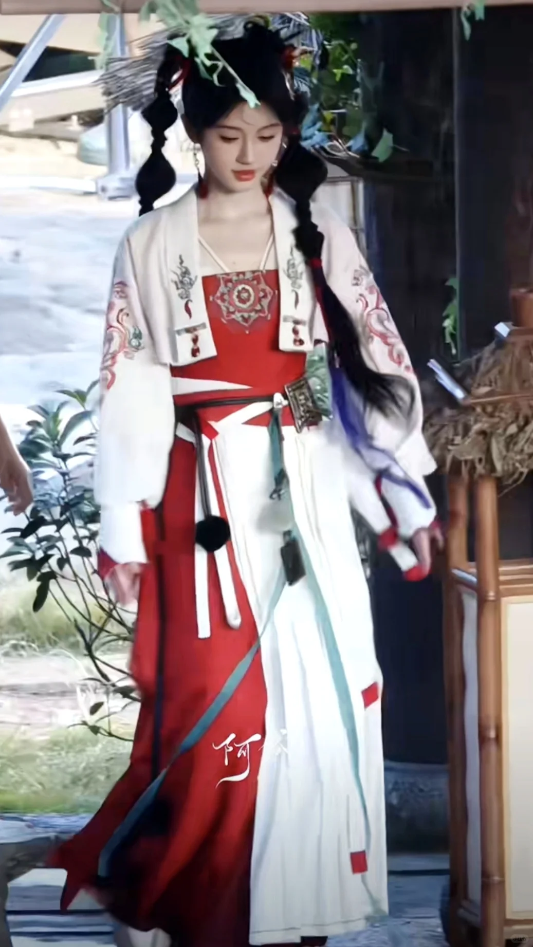 《来战》鞠婧祎阿黛 路透造型汇总12套