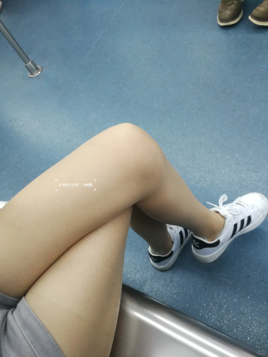 丝袜➕运动鞋👟，性感又迷人