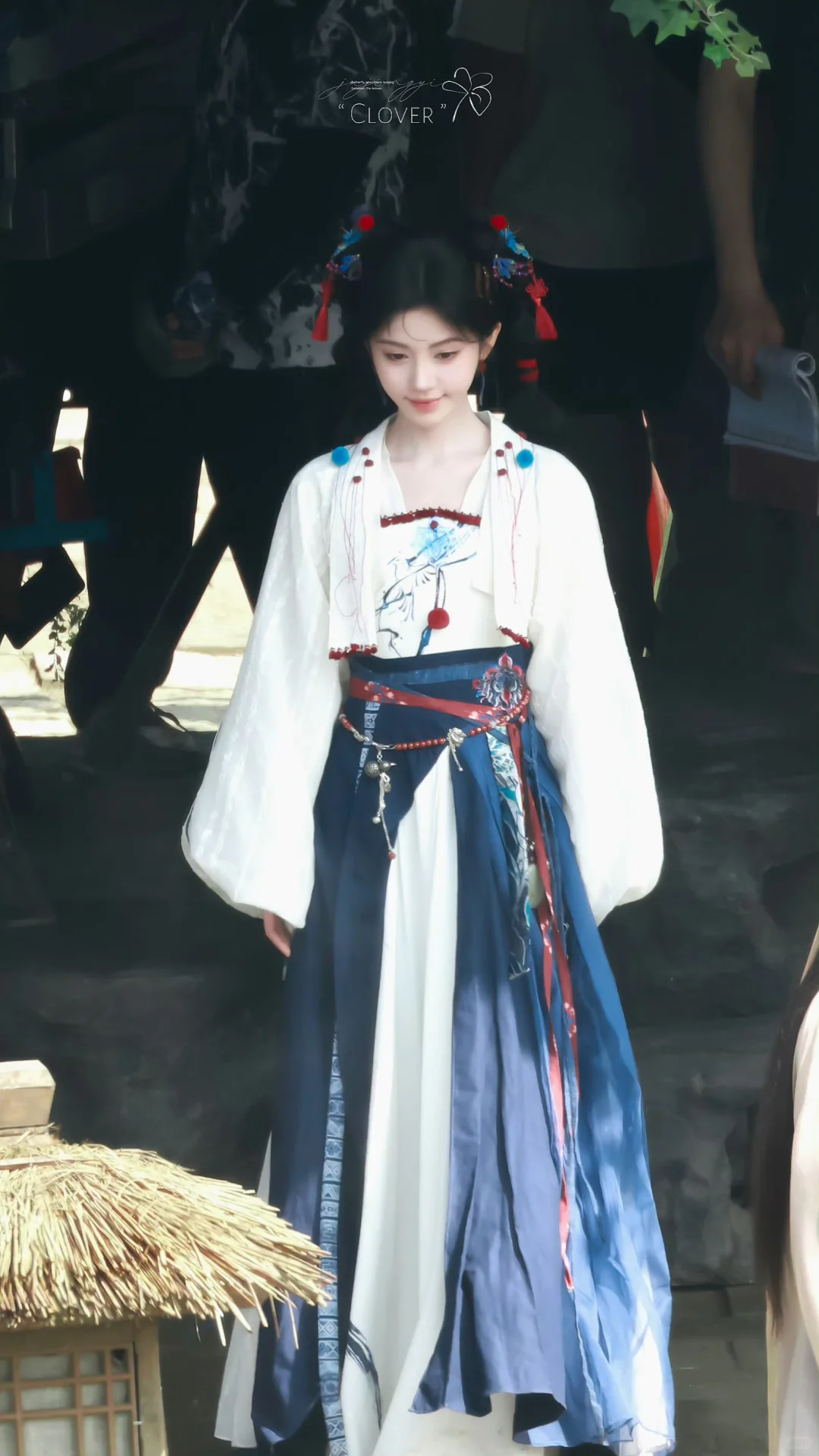 《来战》鞠婧祎阿黛 路透造型汇总12套