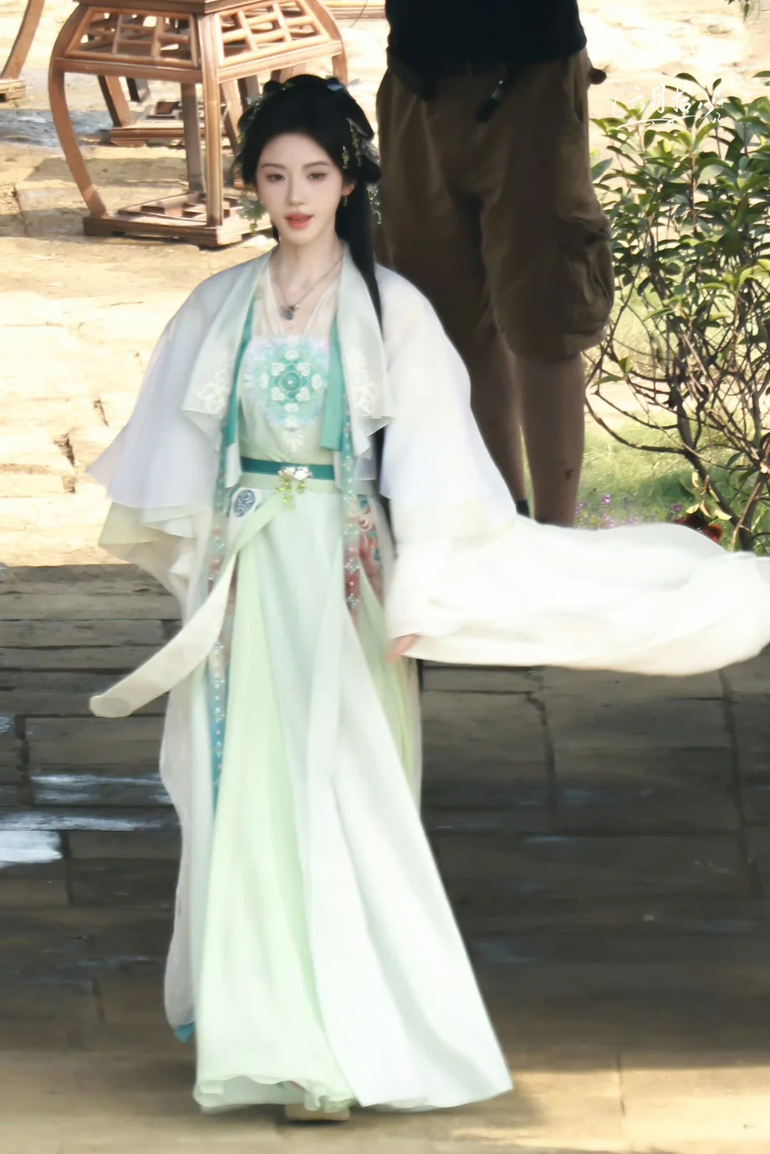 《来战》鞠婧祎阿黛 路透造型汇总12套