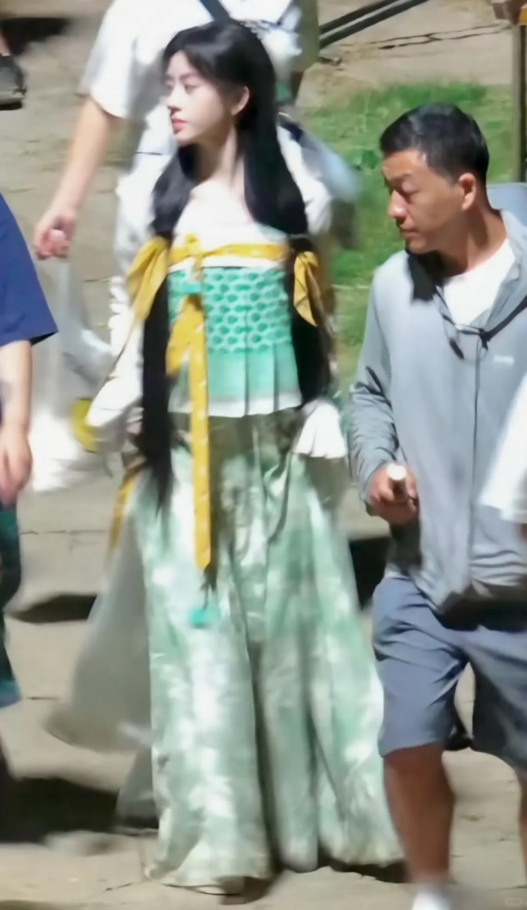 《来战》鞠婧祎阿黛 路透造型汇总12套