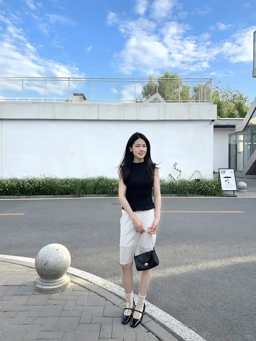 T恤+波点裙，夏日的气质女士