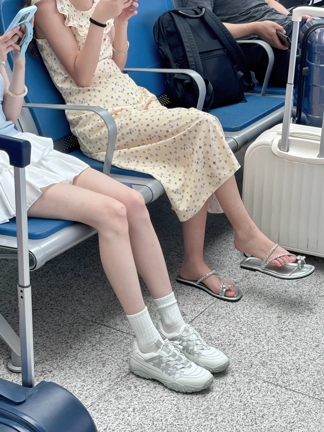 高铁站看到的……这对比也太明显了吧!!!