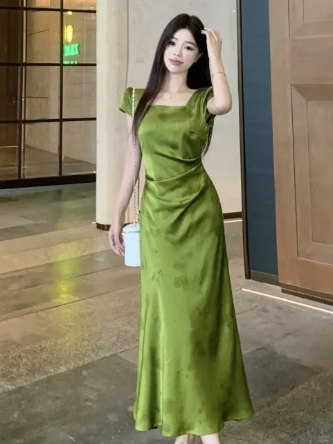 谁懂这身材爽感！哥弟缎面裙穿出身形优越感