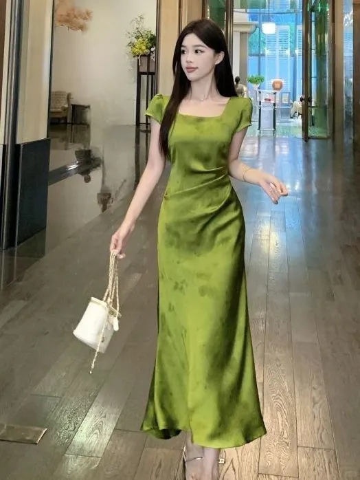 谁懂这身材爽感！哥弟缎面裙穿出身形优越感