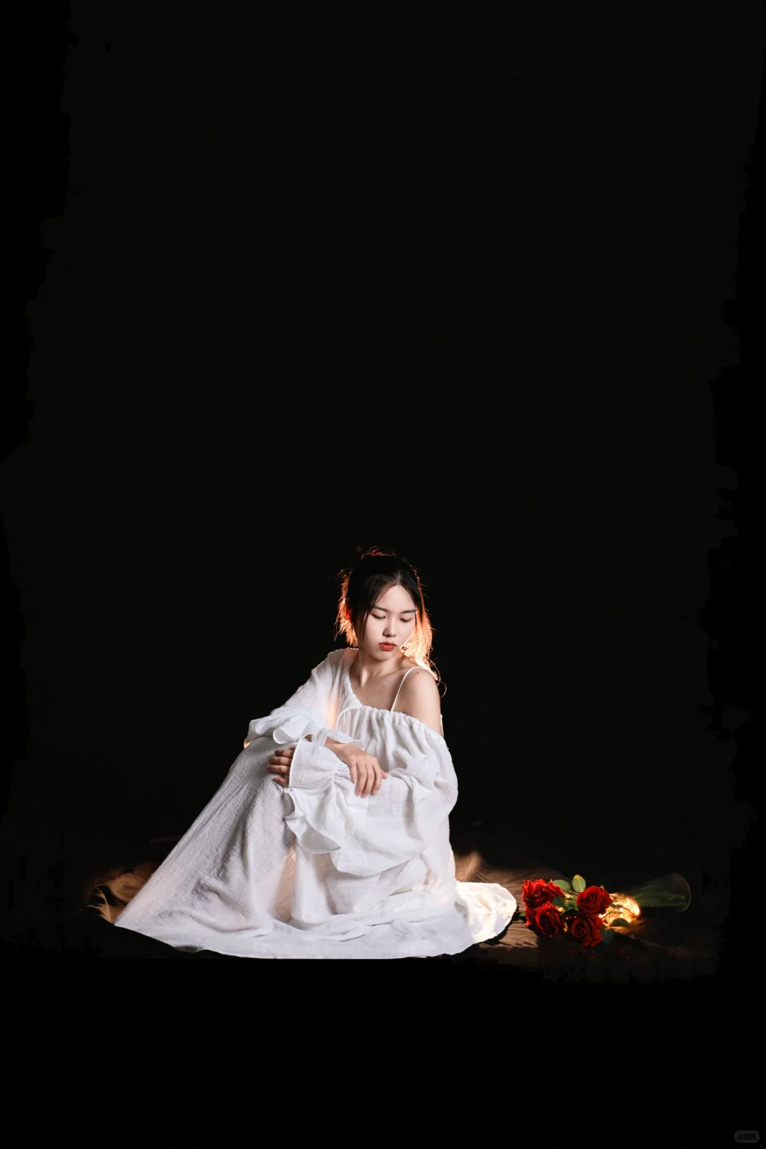 她好像站在光里，光也有了形状