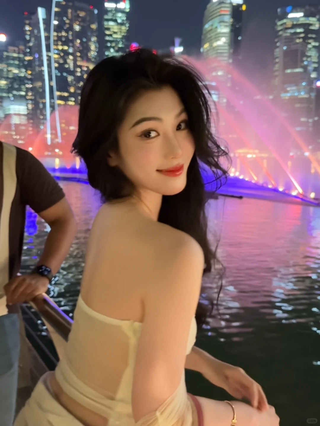 中国女生在新加坡旅游被街拍摄影师挂外网