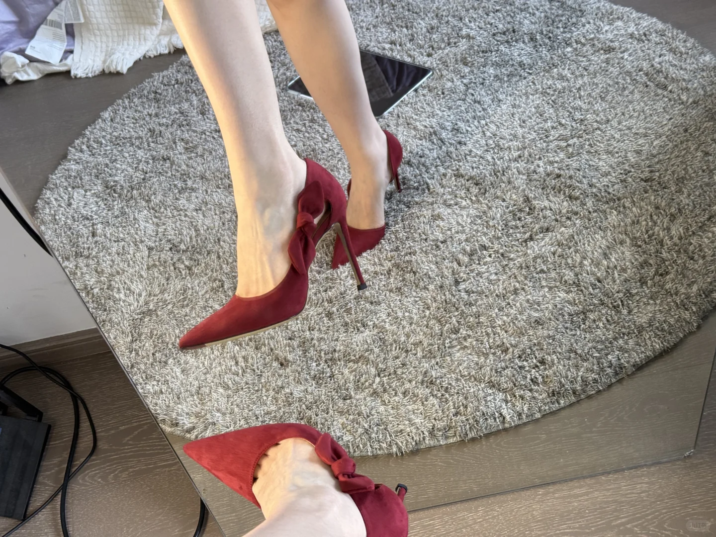 红色高跟鞋搭配什么衣服好呢？