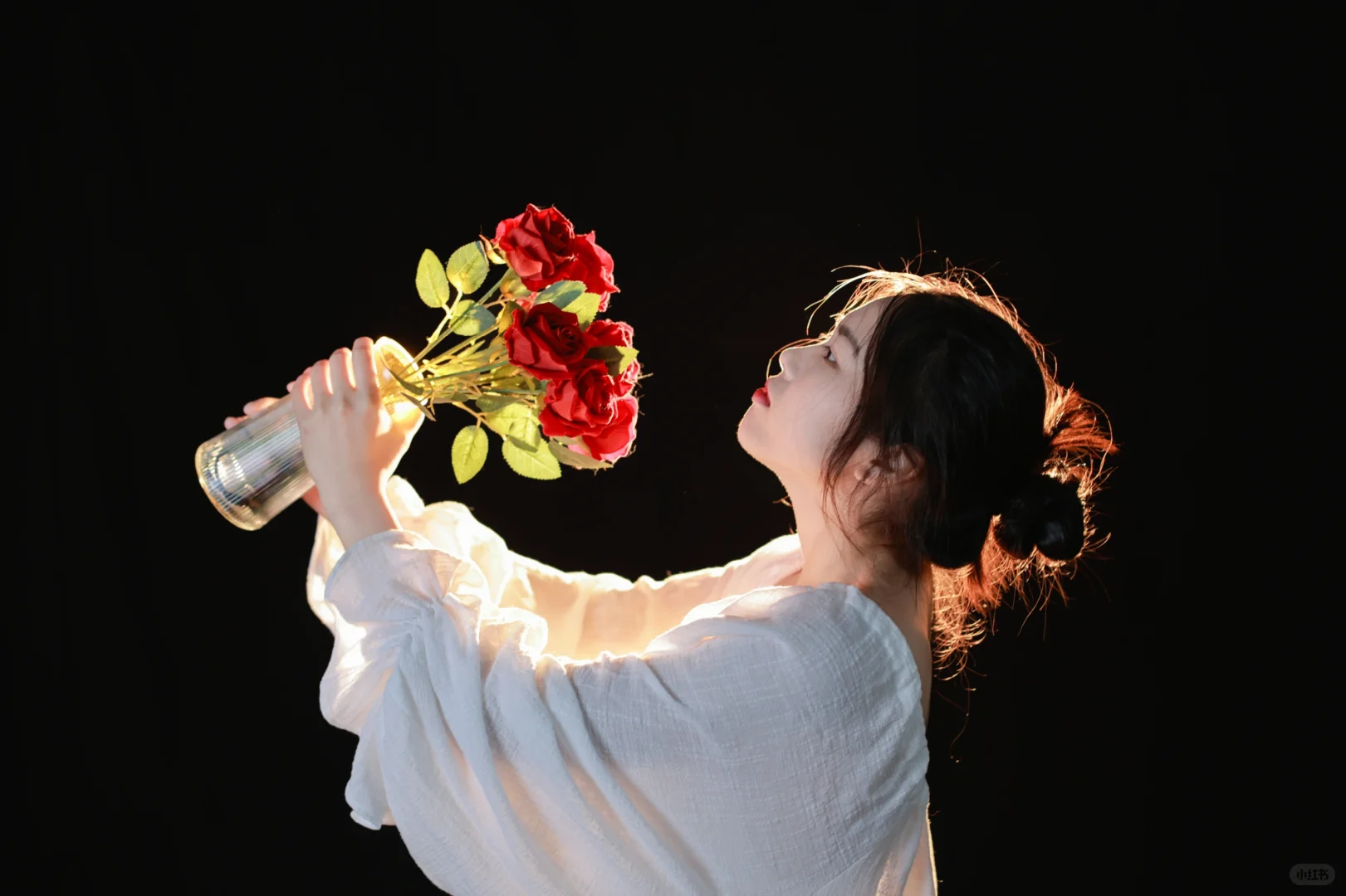 她好像站在光里，光也有了形状