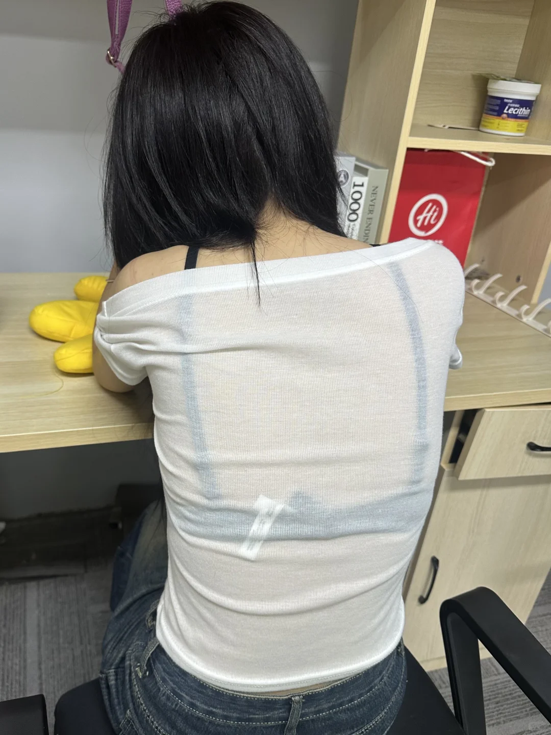刚回宿舍就看到… 要不要告诉她一声