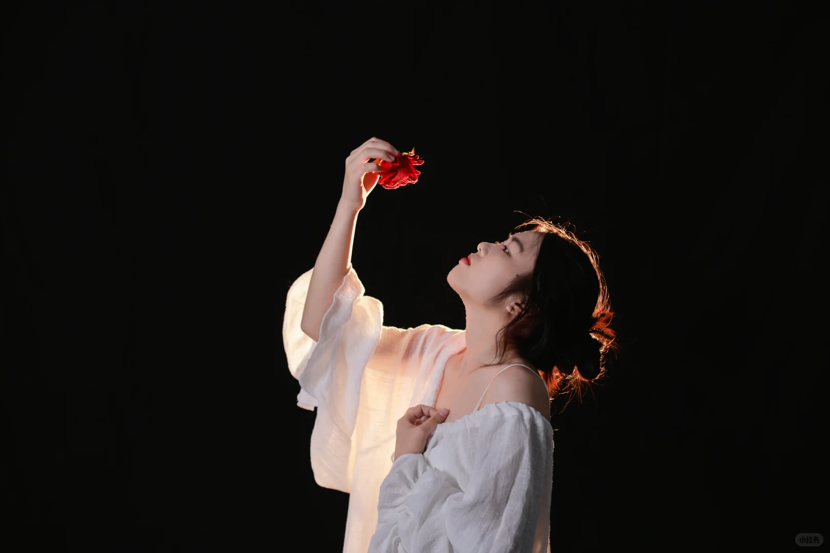 她好像站在光里，光也有了形状