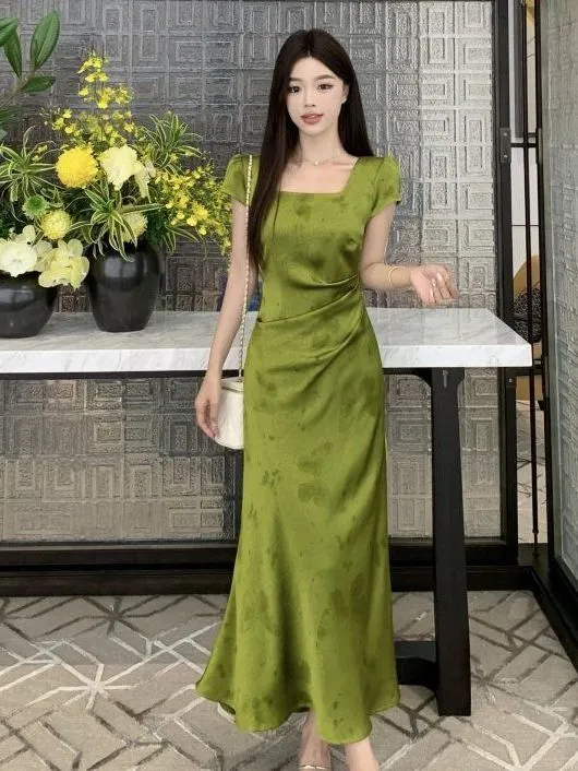 谁懂这身材爽感！哥弟缎面裙穿出身形优越感