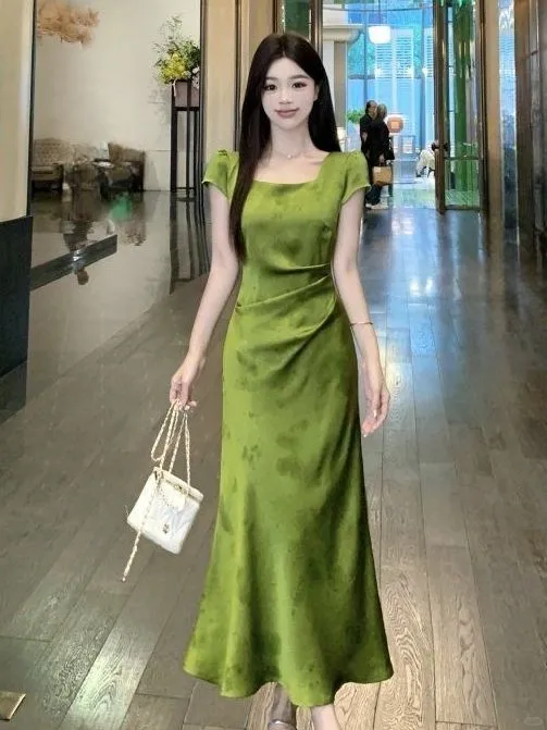 谁懂这身材爽感！哥弟缎面裙穿出身形优越感