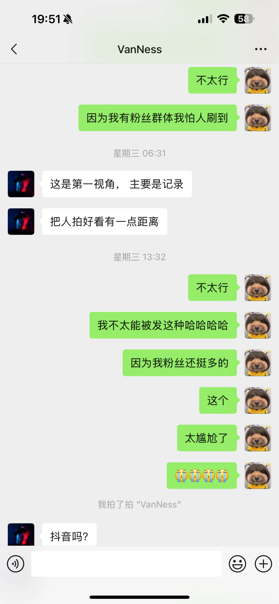 中国女生在新加坡旅游被街拍摄影师挂外网