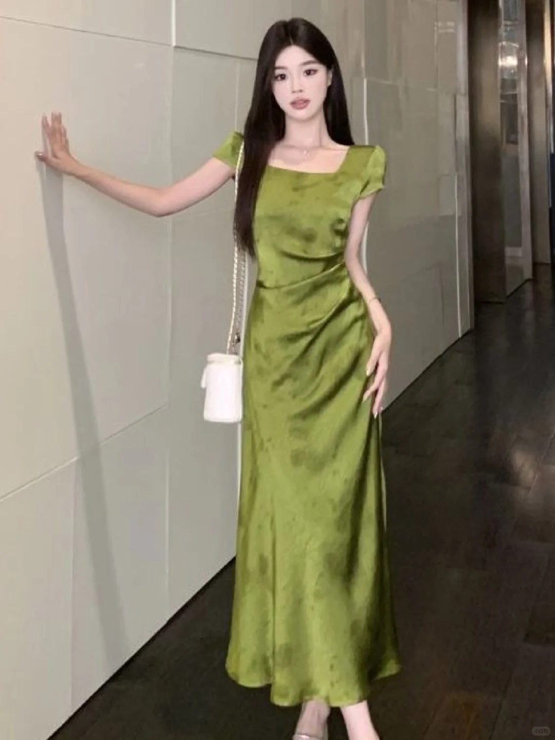 谁懂这身材爽感！哥弟缎面裙穿出身形优越感