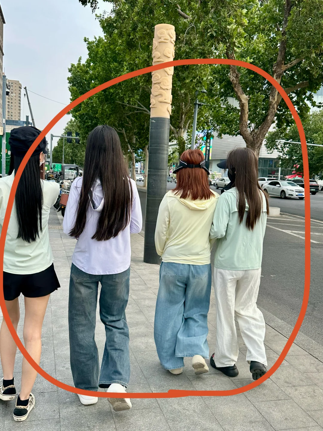 真服了...为什么现在到处可见全是这样穿的