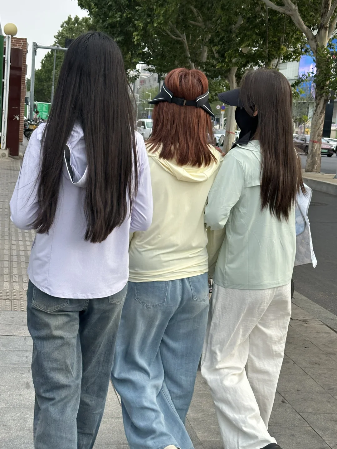 真服了...为什么现在到处可见全是这样穿的