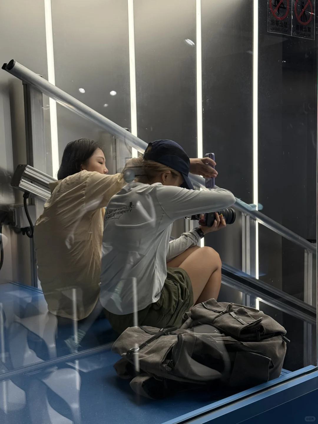 女摄影师工作照