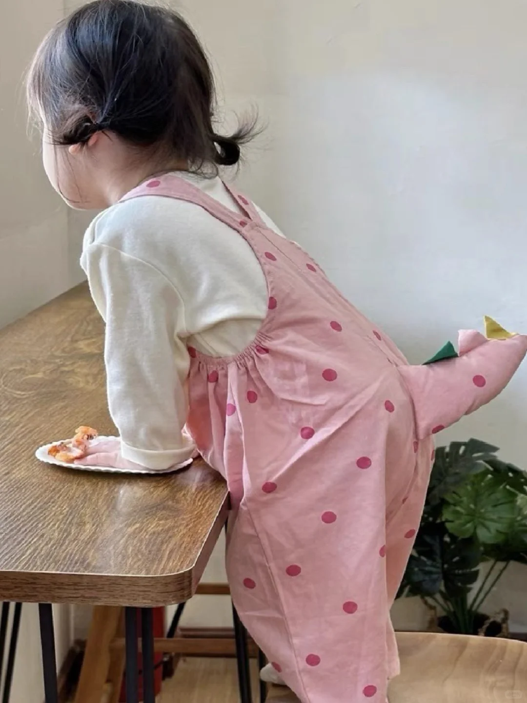 一岁宝宝OOTD｜粉色小恐龙背带裤💕