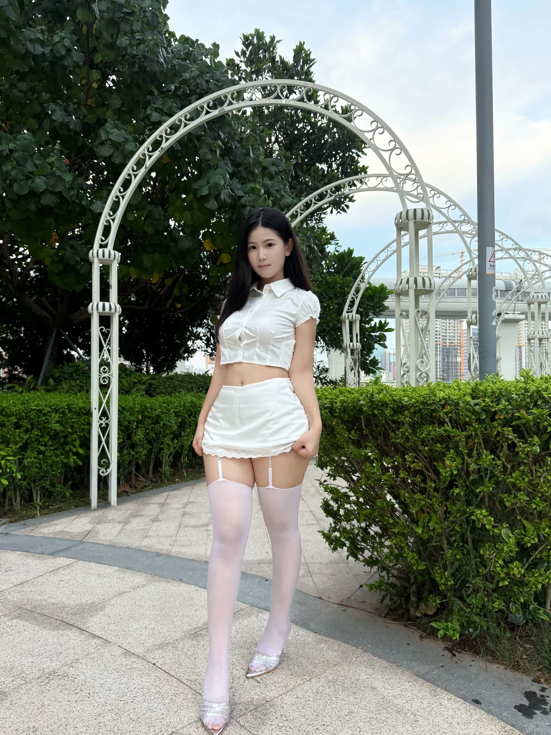 微胖女生穿白色衬衫套装