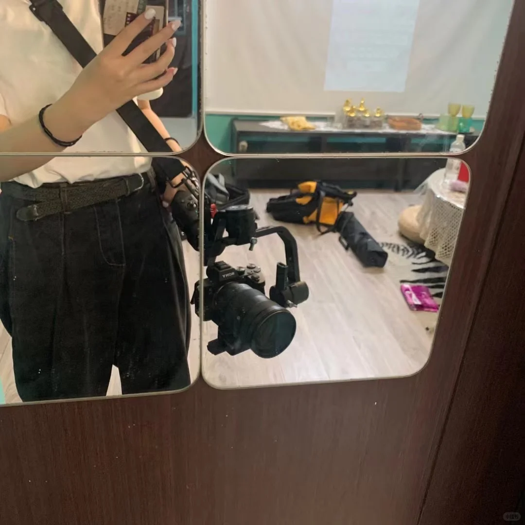 女摄影师工作照