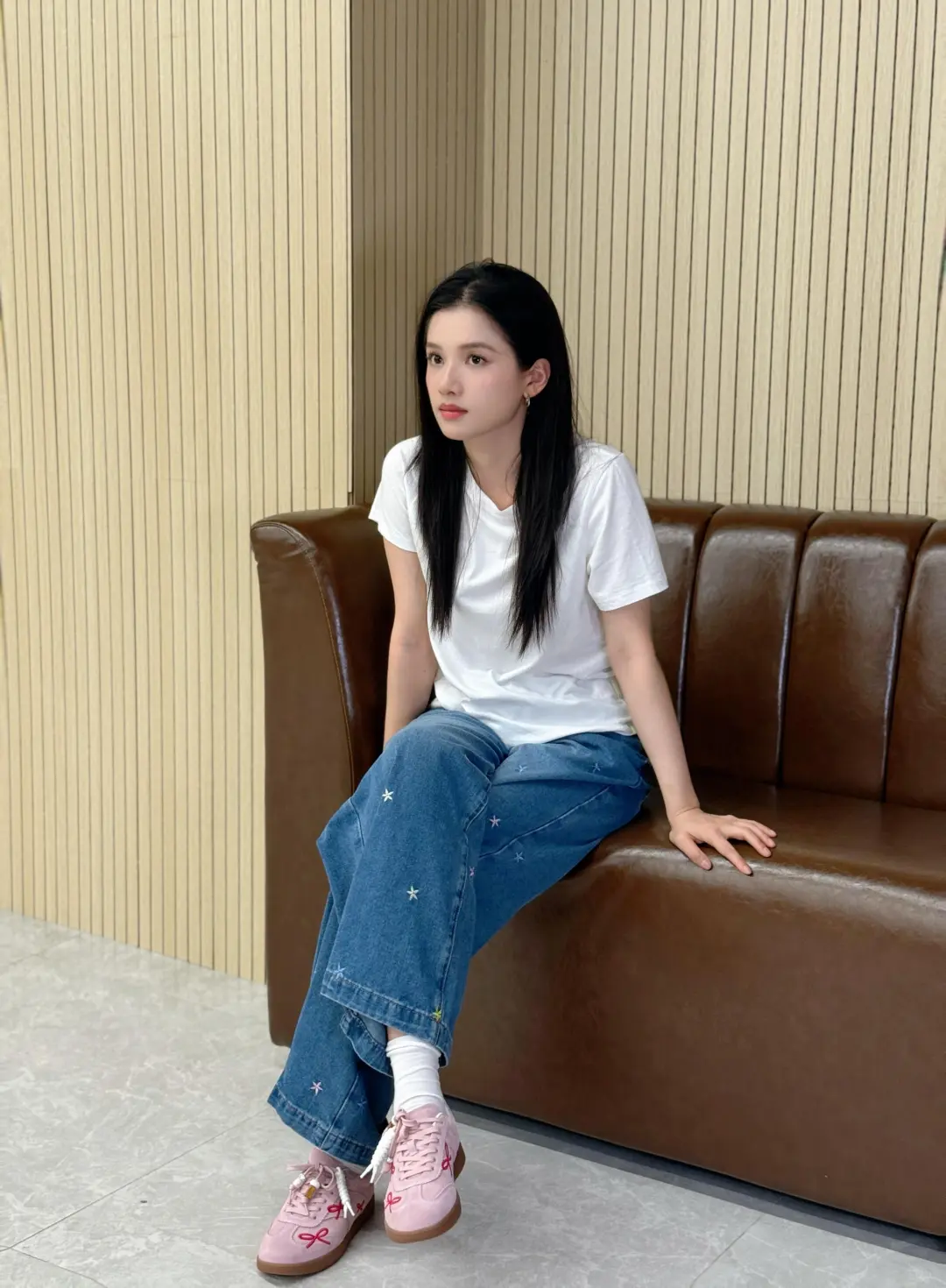 张婧仪近期私服穿搭 清新时髦女大风！