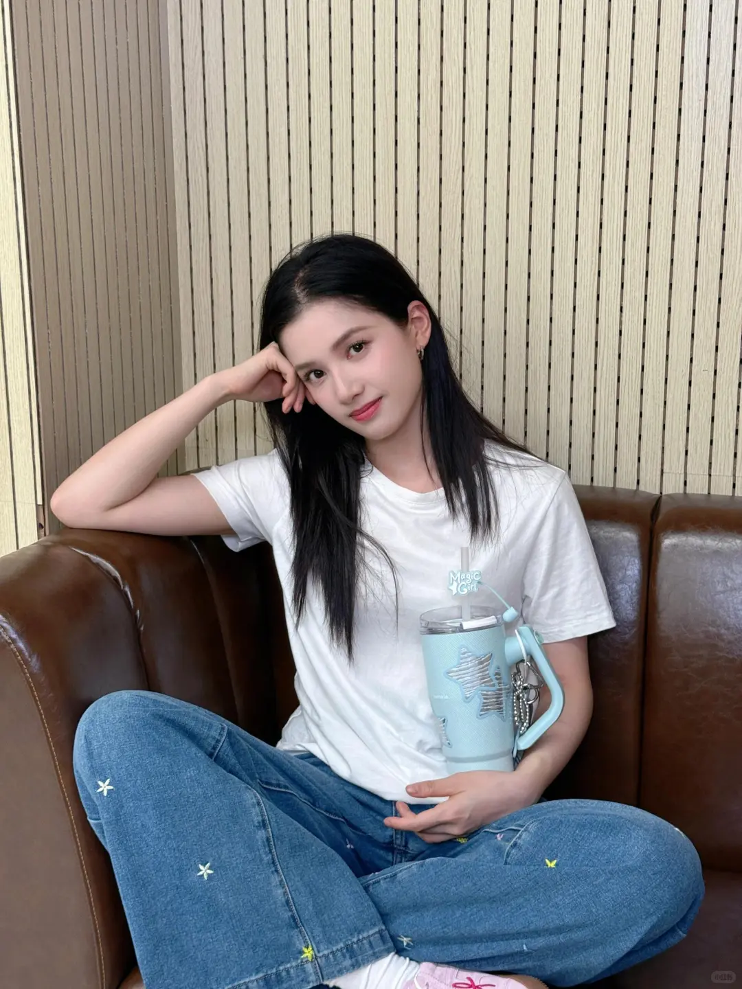 张婧仪近期私服穿搭 清新时髦女大风！