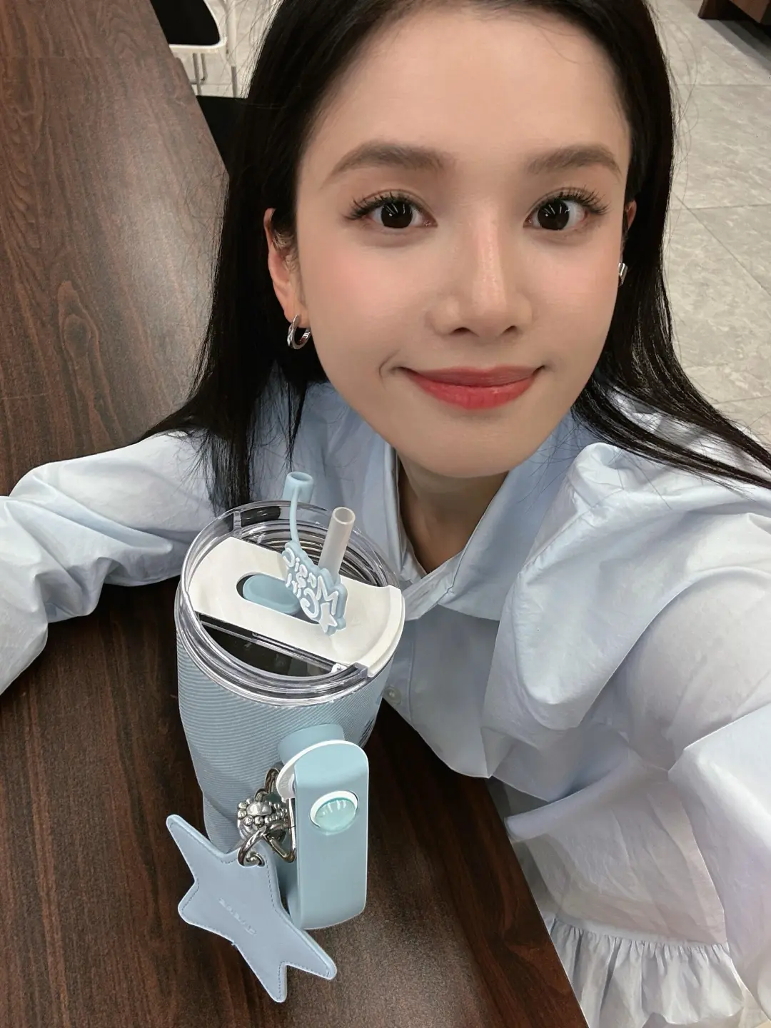 张婧仪近期私服穿搭 清新时髦女大风！