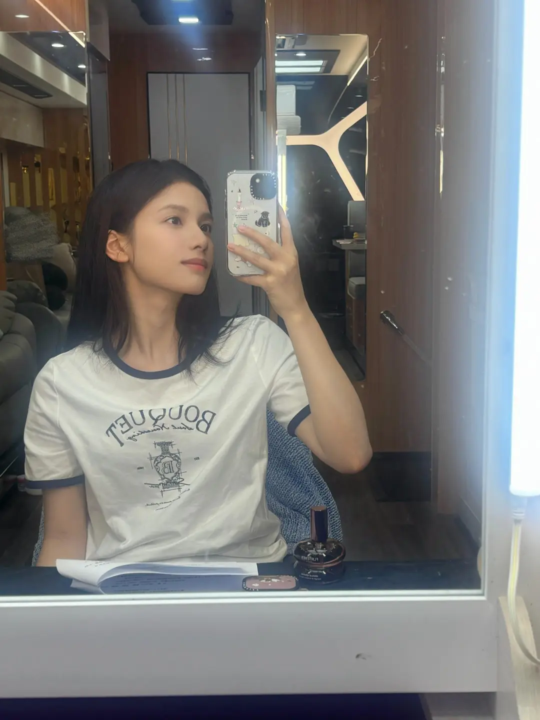 张婧仪近期私服穿搭 清新时髦女大风！