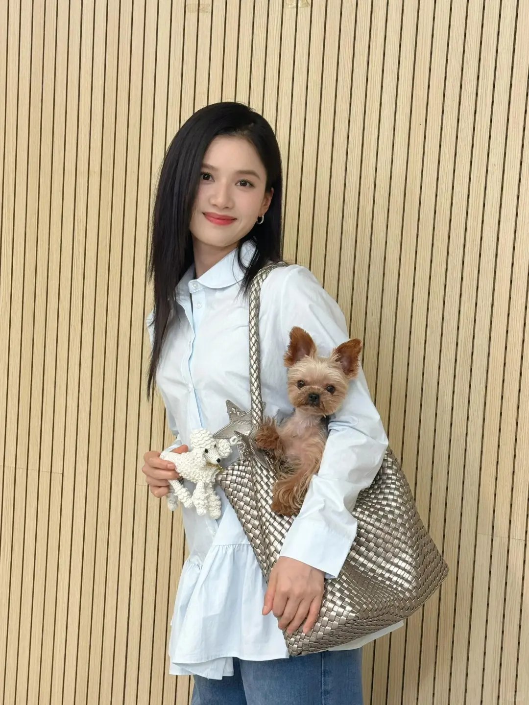 张婧仪近期私服穿搭 清新时髦女大风！