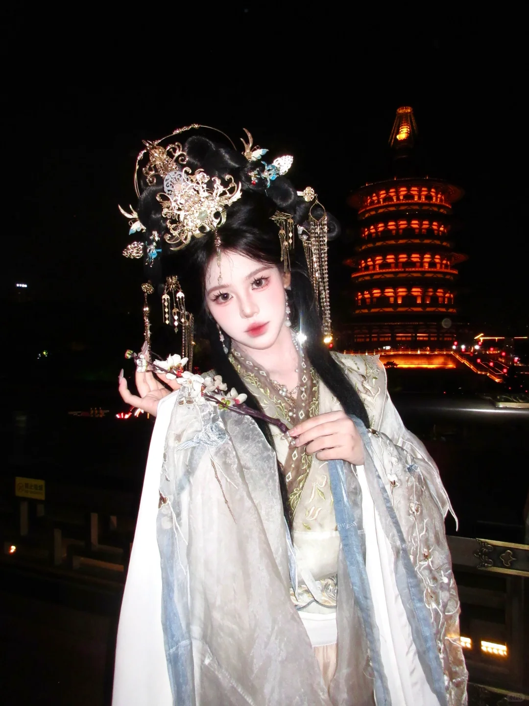 “神女爱世人 也会...爱我吗