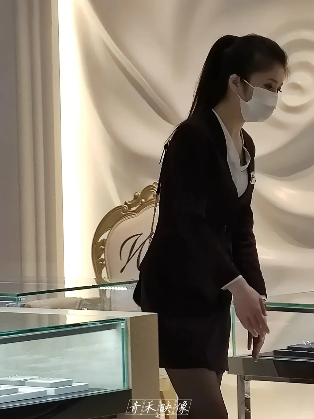 穿黑丝和红底高跟的I DO的OL风柜姐 01