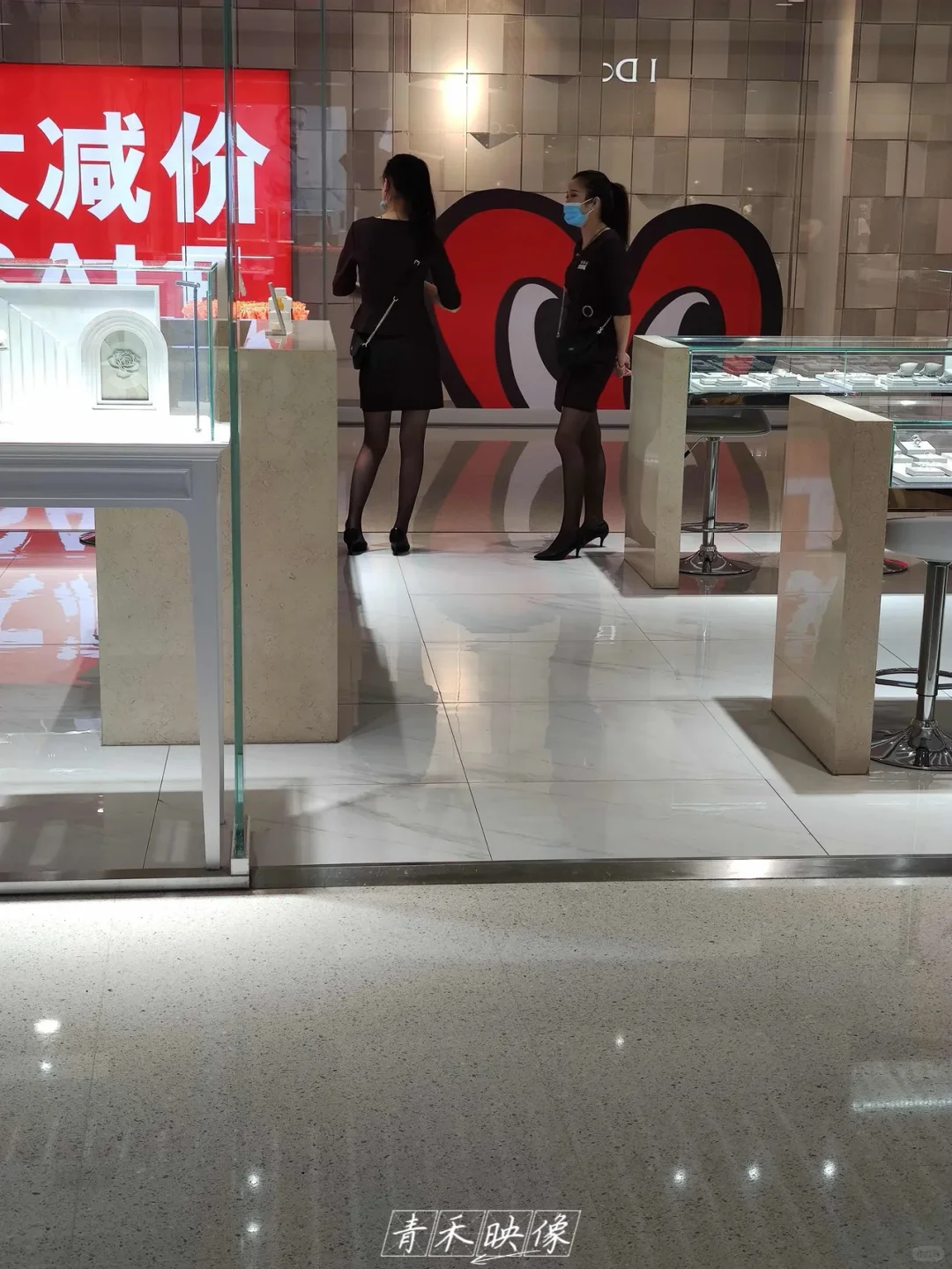 穿黑丝和红底高跟的I DO的OL风柜姐 01