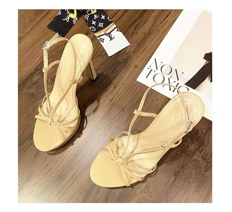 👠 裸色魅力！交叉带防水台高跟鞋新风尚