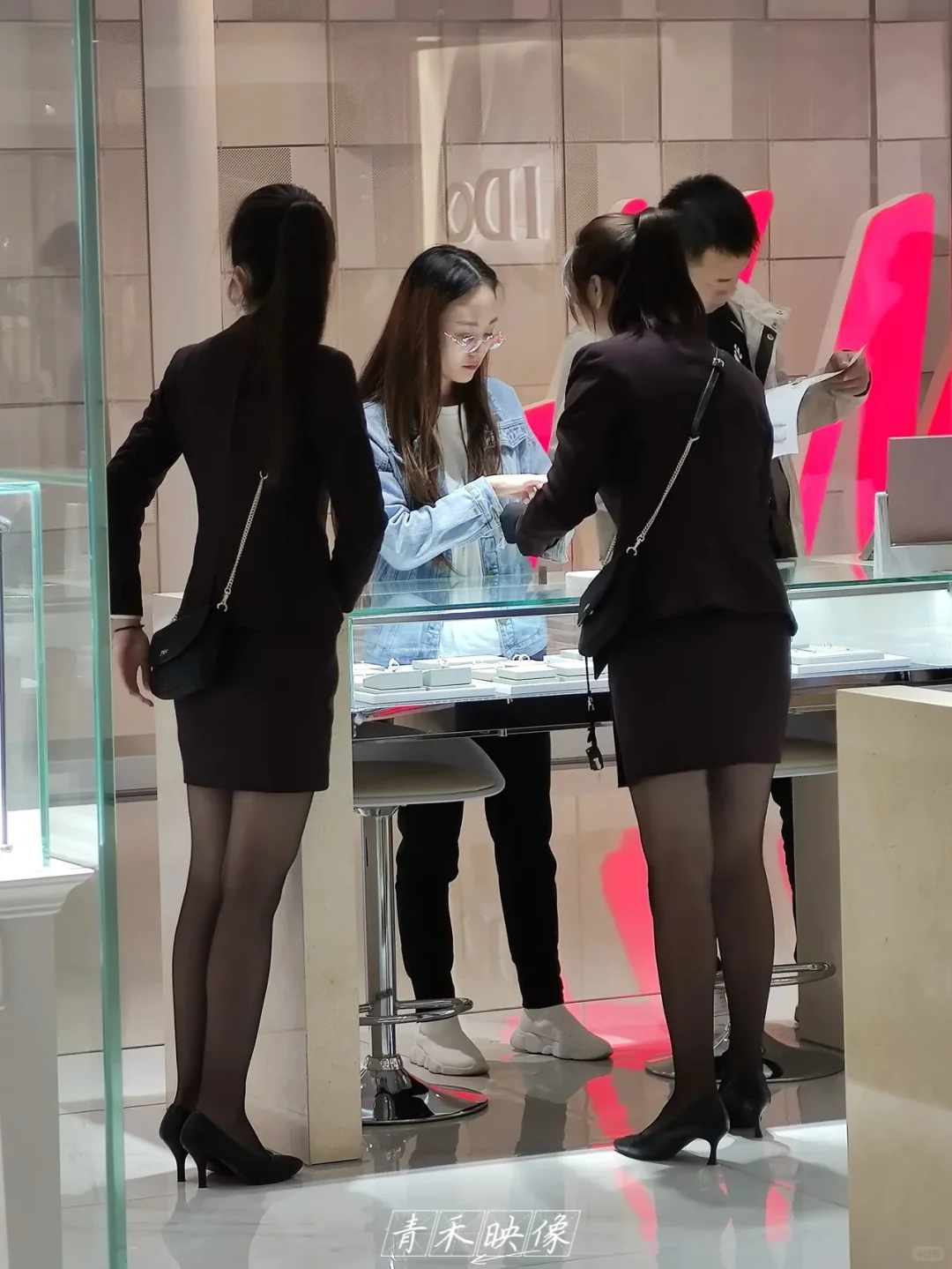 穿黑丝和红底高跟的I DO的OL风柜姐 01