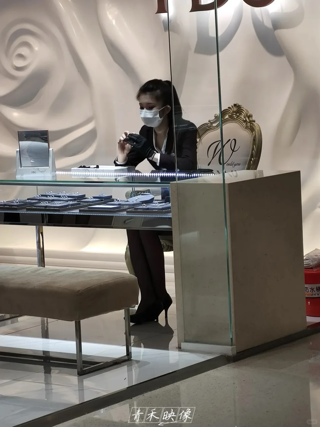 穿黑丝和红底高跟的I DO的OL风柜姐 01