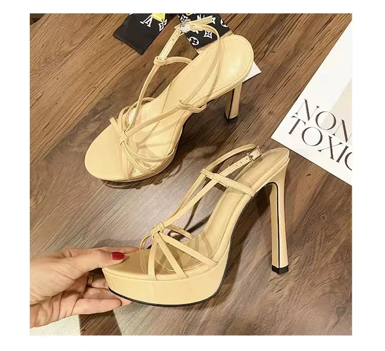 👠 裸色魅力！交叉带防水台高跟鞋新风尚