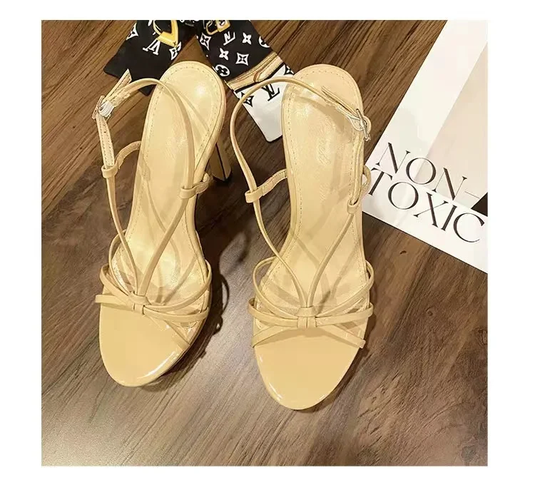 👠 裸色魅力！交叉带防水台高跟鞋新风尚