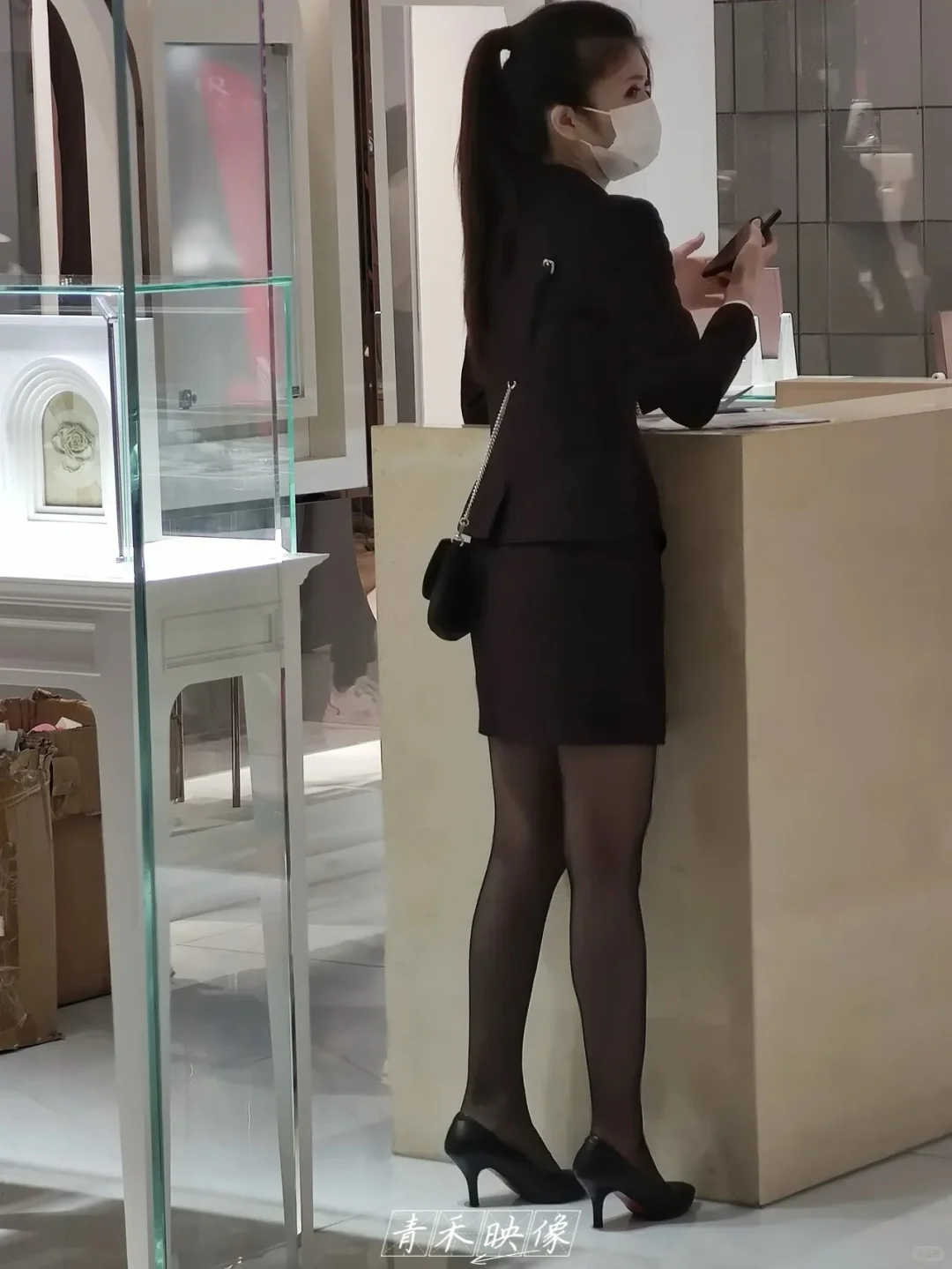 穿黑丝和红底高跟的I DO的OL风柜姐 01
