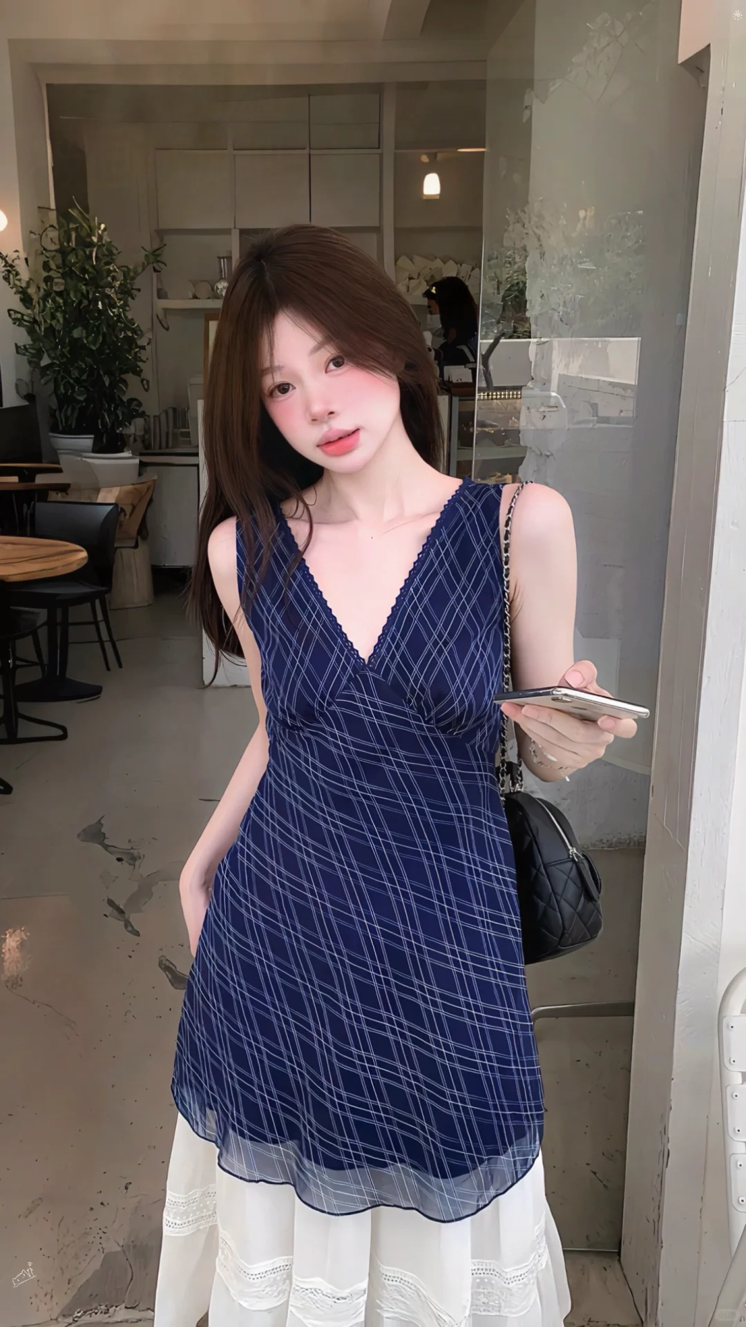 蓝格背心 + 白纱裙，温柔又时髦