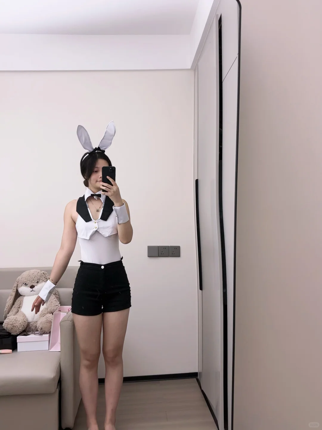 姐妹们帮我左滑上身，看看选黑色还是选白色
